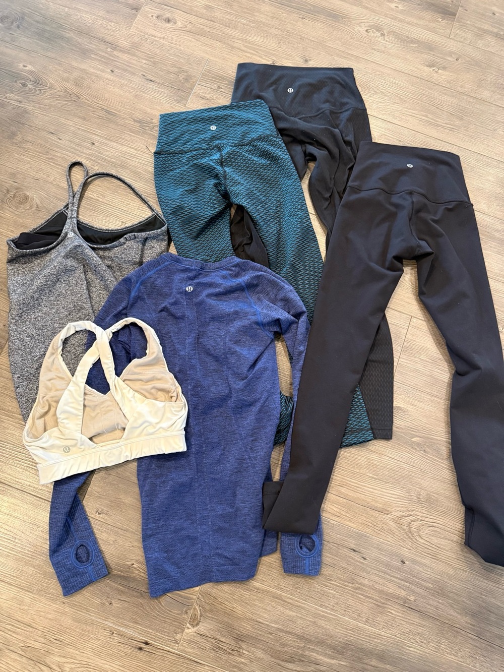 Lululemon Bundle of 6 Pieces Leggings Tops Bra Size 4/6
